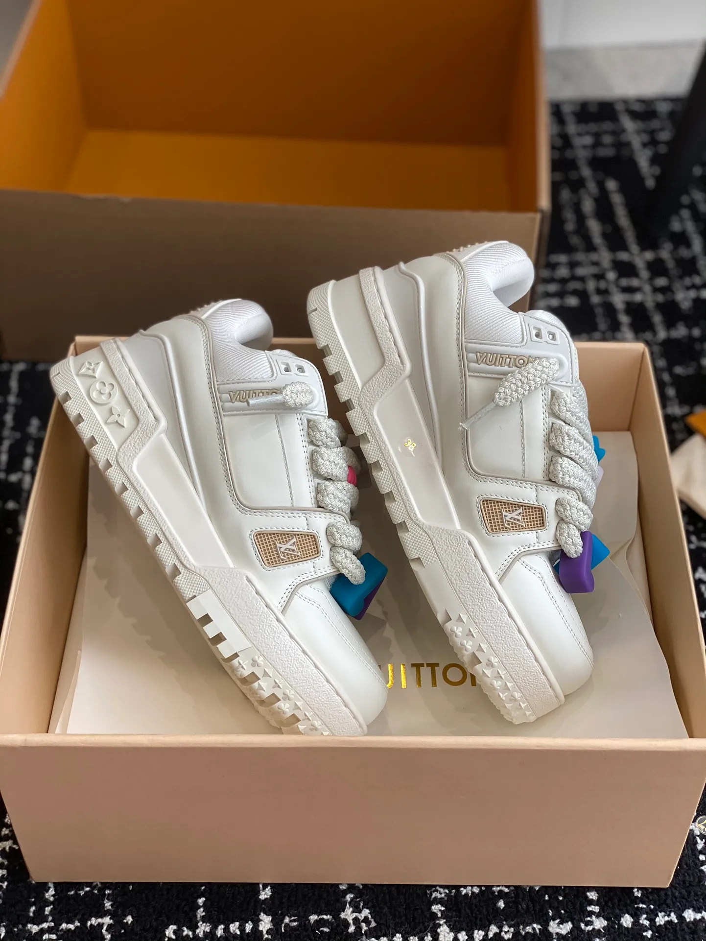 👟👟Ex-factory price 840👟👟 The latest upgraded version of lvtrainer Little Fatty 2023 is the same as the original version. Exclusive mold opening. Market ceiling level. Welcome to compare. At the Louis Vitton 2023 show, the new Trainer was unveiled. The new shoe style did not change much in the upper design, but the shoe shape became wider. Thicker and larger tongues replace the original visual effect. Since the launch of Lanvin bread shoes, this fat shoe style has become more and more popular!  Select imported calfskin/denim splicing/Yangjing material, exclusive molded outsole fasteners, decorative accessories can be removed at will!  Size: #35-45 (⚠️40 for women, 45 for men, customization is non-refundable)